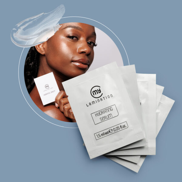 Eine zufriedene Kundin hält ein My Lamination Hydrating Serum Sachet, das für den Feuchtigkeitsschub nach dem Wimpernlifting sorgt.