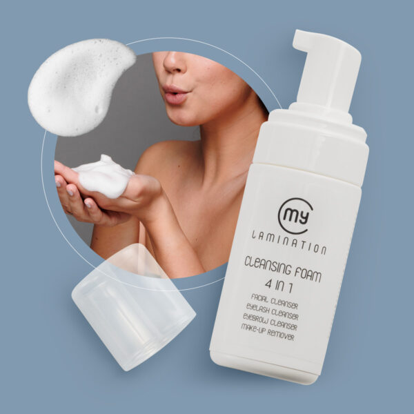 Frau demonstriert die Anwendung von My Lamination Cleansing Foam 4 in 1 mit reichhaltigem Schaum in der Hand, neben der Produktflasche mit deutlichem Branding und Angaben zum vielseitigen Gebrauch.