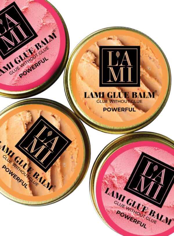 Vier Tiegel des LAMI GLUE BALM POWERFUL in Pink und Orange, markiert mit dem LAMI Logo und dem Slogan "Glue without glue", symbolisieren die kraftvolle Wirkung und Pflege für Lash Lifting.